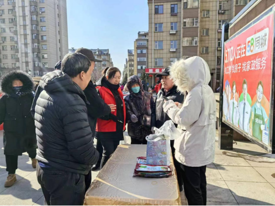 长春市绿园区正阳街道携手欧亚春城超市开展惠民大集进小区活动