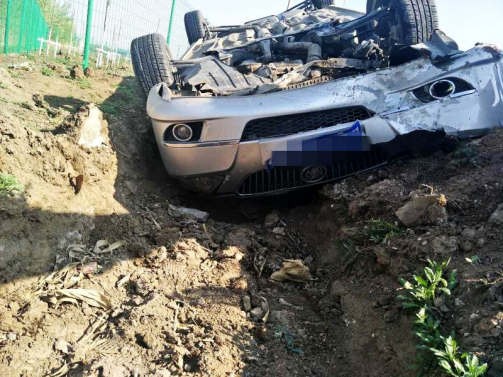 多亏系了安全带!轿车翻车车内5人无人受伤