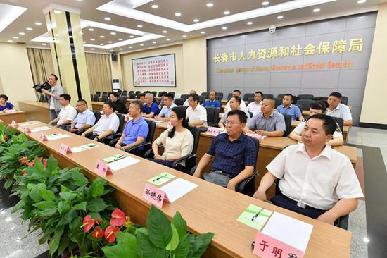 图为局班子成员,中层以上干部参加会议