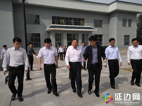 金寿浩到延边州中小学亲切慰问教师并送祝福