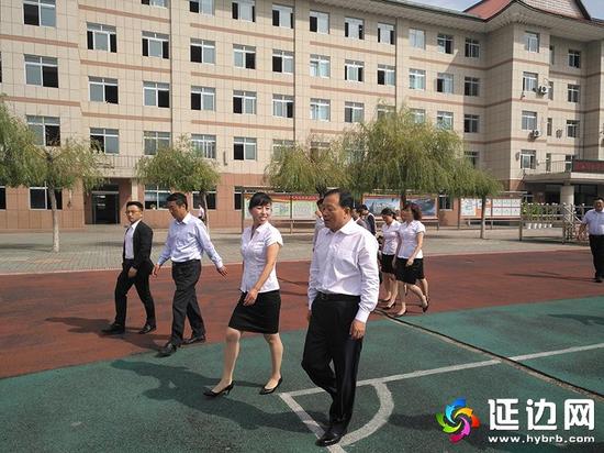 金寿浩到延边州中小学亲切慰问教师并送祝福