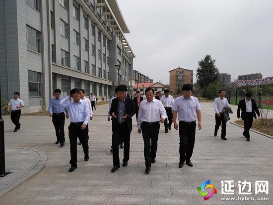 金寿浩到延边州中小学亲切慰问教师并送祝福