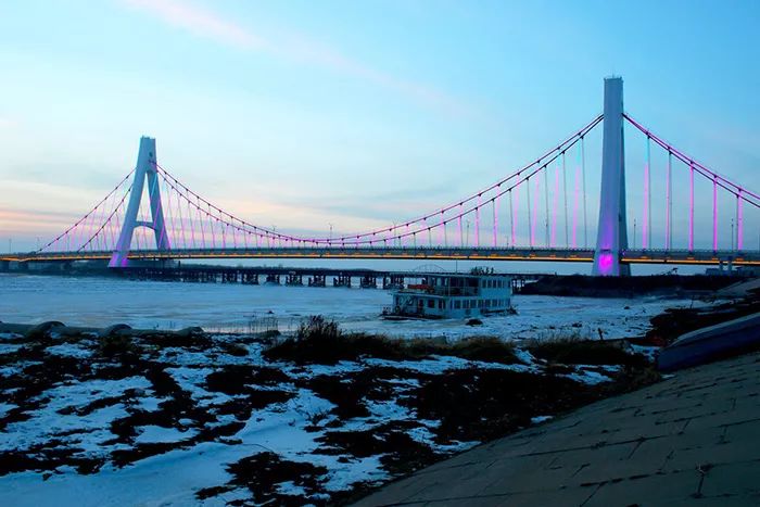 天河大桥是国内跨度最大的空间索面自锚式钢混组合梁悬索桥,位于松原