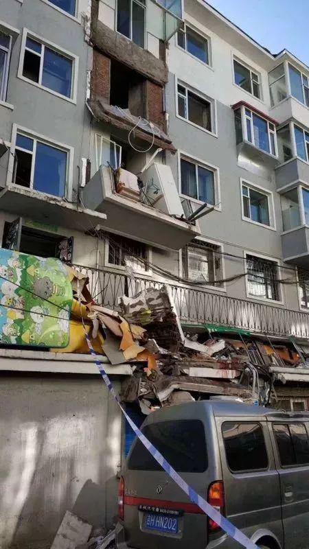 延边大学家属楼阳台脱落1年了还没处理干净