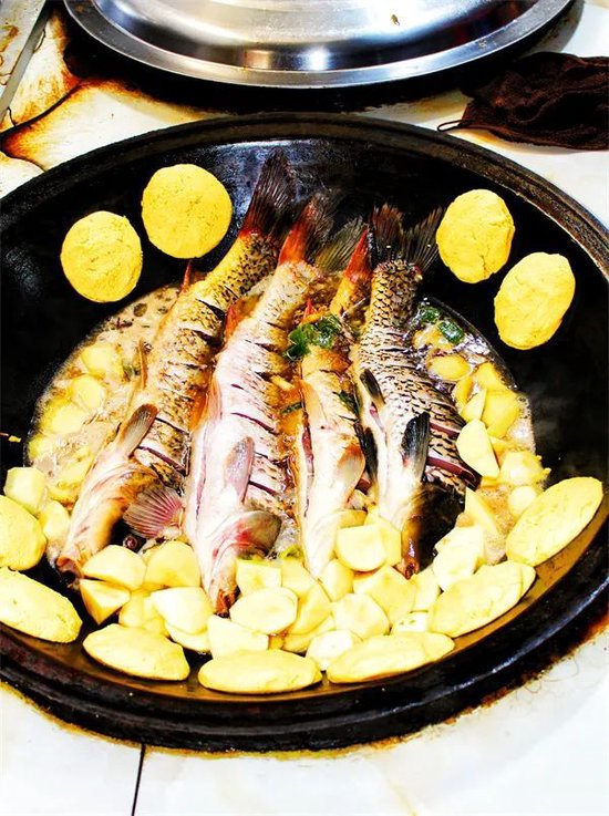 集安特色美食鸭绿江鲤鱼