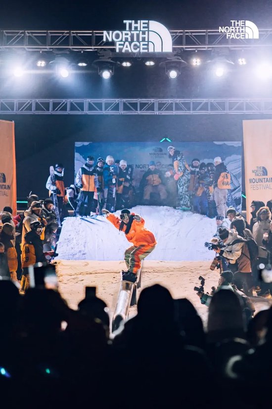 游学来到松花湖度假区与雾凇宝贝们开启滑雪初体验在营地导师指导下