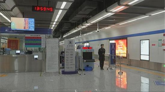 女子在万博manbetx客服地铁站扶梯上两次按下急停按钮后逃跑