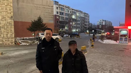 长春市公安局绿园区分局西安广场派出所:老人不慎走失 民警暖心助其