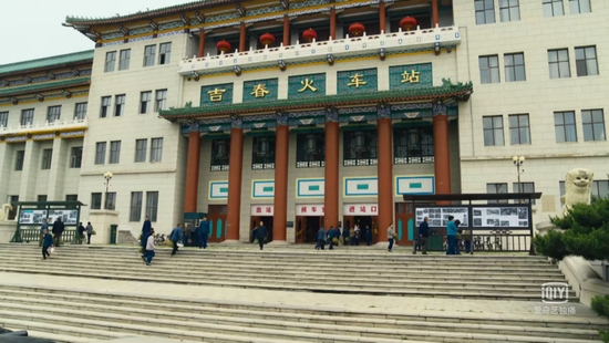 剧照截图剧中吉春火车站的取景地是现实中的吉林大学地质博物馆,它