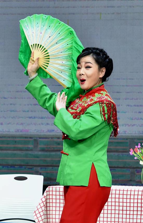 启幕仪式后,在吉林省桃李梅大剧院,著名二人转表演艺术家韩子平,董玮