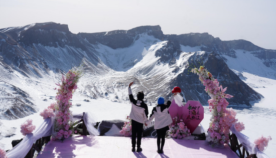 50对情侣共赴长白山之约在雪山之巅深情告白