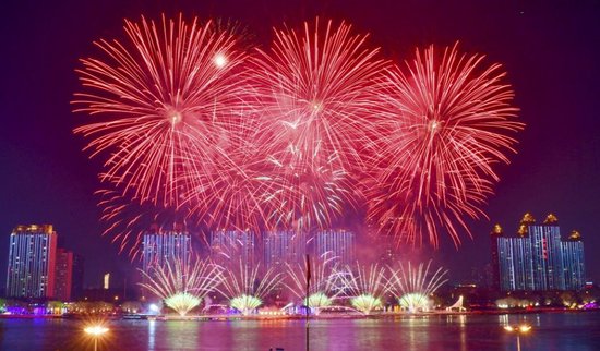 桥梁广场为节点,以楼宇建筑为纽带的美化亮化工程,灯火闪耀,七彩斑斓