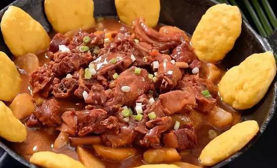 铁锅炖大鹅锅包肉烤地瓜糖炒栗子冰糖葫芦当然这些只不过是通化美食的