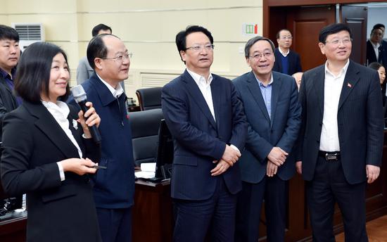 4月18日,省委副书记、省长景俊海到省交通运输厅调研。 邹乃硕 摄