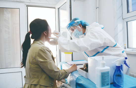 医护人员为市民进行咽拭子采集. 孙建一 摄