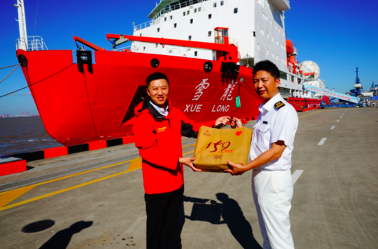 韩丹与雪龙号船长沈权