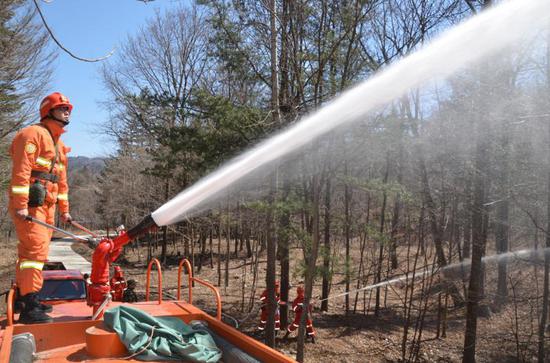 以水灭火演练(吉林省林业和草原局防火安全处供图)