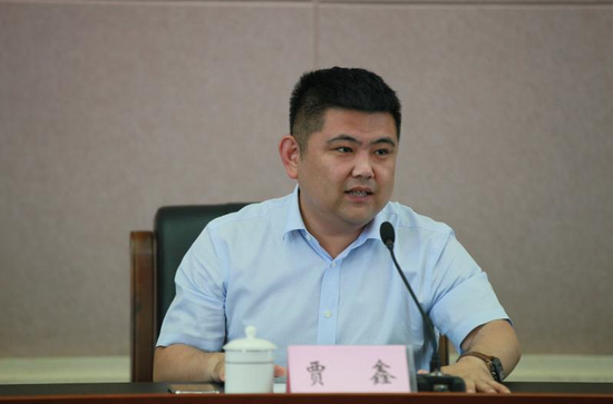 吉林省文化和旅游厅市场推广处处长贾鑫就"驾红旗车·游精彩吉林"活动