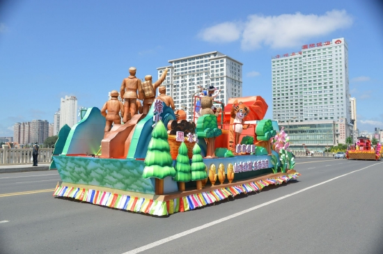 延边州庆特别报道延吉市迎州庆花车巡游全城欢动