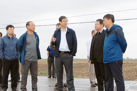 长春市副市长贾晓东视察农安抗旱保苗工作