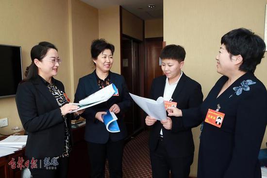 全省人大代表们带着人民的嘱托 陆续汇聚到省城长春