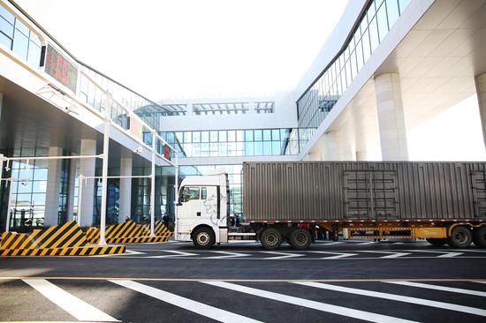 保税物流中心卡口 杨婷婷 摄