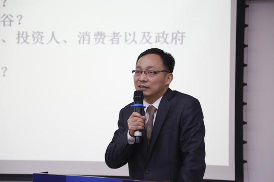 延吉市副市长王中华作为推介人,从人参产业现状,人参产业发展暂时的