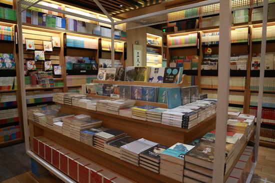 莘学书店图书种类多样&nbsp; 王晓彤 摄