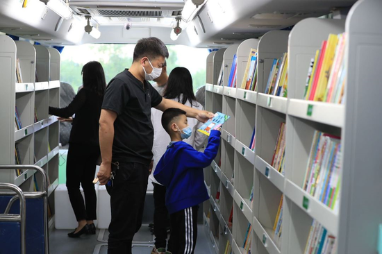 此外,在博物馆西侧长春市图书馆还开来了流动服务车,车上准备了3000册