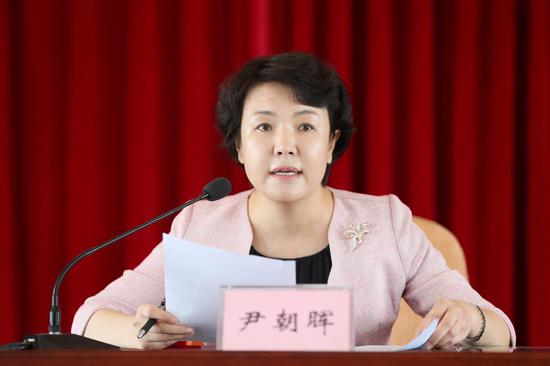 延吉市委常务副书记尹朝晖主持会议,全市在延的副县级以上领导干部,全