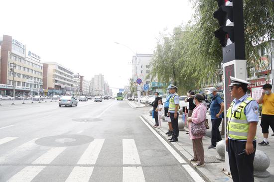 交警指挥行人安全通行 金俞成 摄