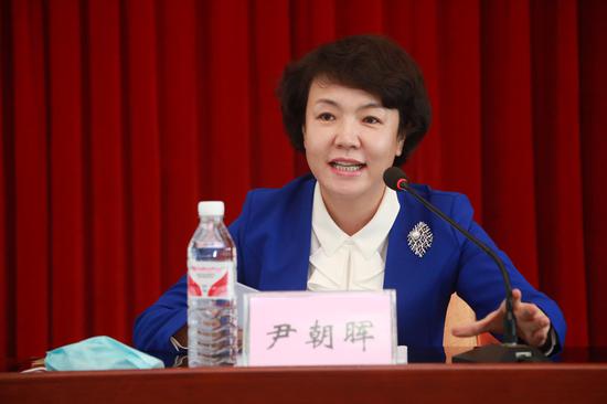 尹朝晖主持会议 李军广 摄