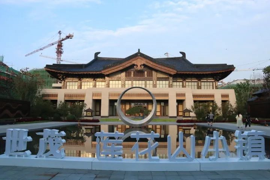 宽厚里位于世茂莲花山小镇内,这里没有鼎沸的人潮,没有电子设备的干扰