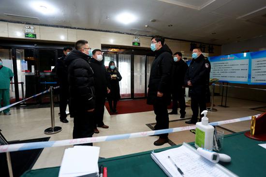 在延吉市进学街道向阳社区,洪庆认真察看居家隔离人员随访记录,了解
