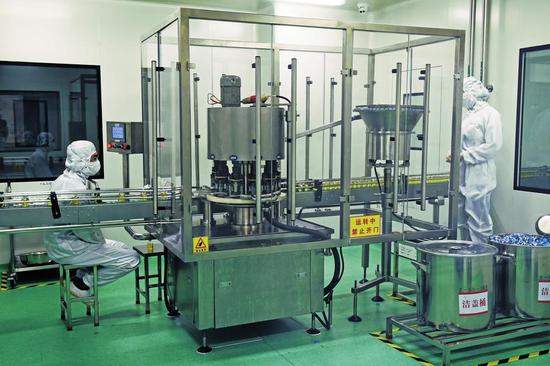 通化天实制药有限公司参芎葡萄糖注射液生产线一角.朱传刚摄