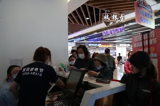 市民排队买单 王晓彤 摄