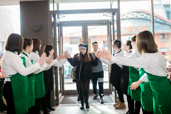 星巴克四平首店开业第一位顾客进店