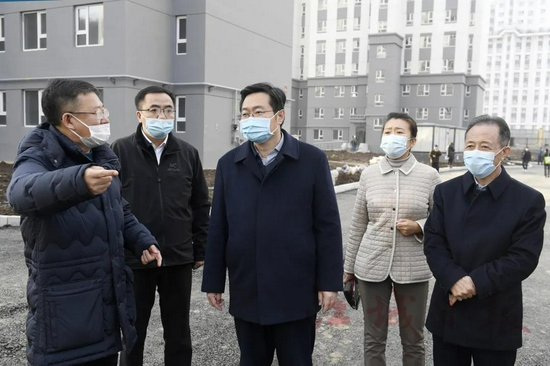 图为吉林市委副书记,市长王路(中)在龙潭山花园小区实地调研棚户区
