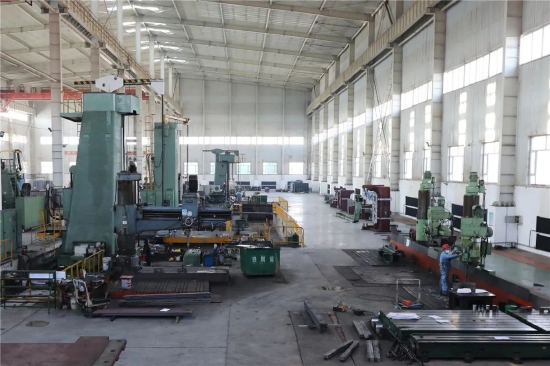 吉林省聚源重型机械制造有限公司宽敞明亮的生产车间