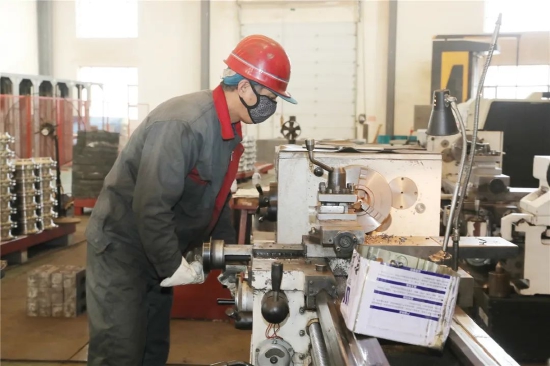 瑞意粮机机械加工车间工人正在加工零部件