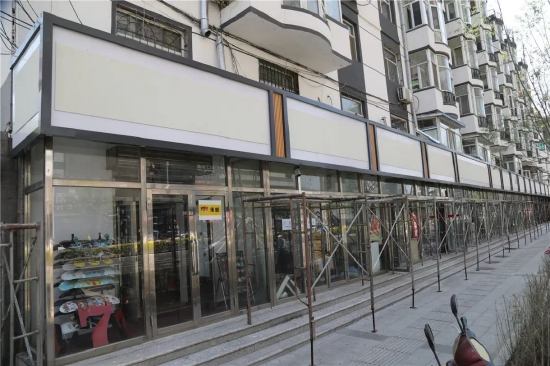 人民大街御峰广场对面,电厂宿舍楼一楼门市正在安装亮化灯带,边框加固