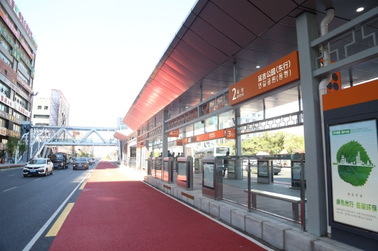 brt站台 翟宇佳 摄