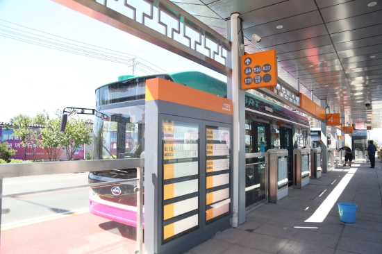 公交车到达站台 翟宇佳 摄