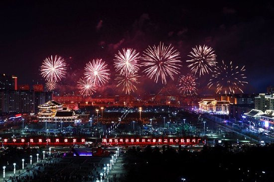 流光溢彩火树银花延吉无人机焰火点亮夜空庆元宵