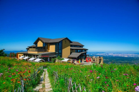 滑雪场的夏天万科松花湖度假区让惊喜在自然中发生唤醒对生活的向往