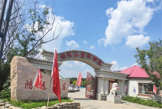 凤舞山庄地址:绿园区合心镇永跃村长白公路西一公里凤舞山庄占地面积