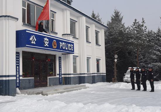 吉林省白河森林公安局东方红派出所开展共庆元旦凝聚警心升旗仪式