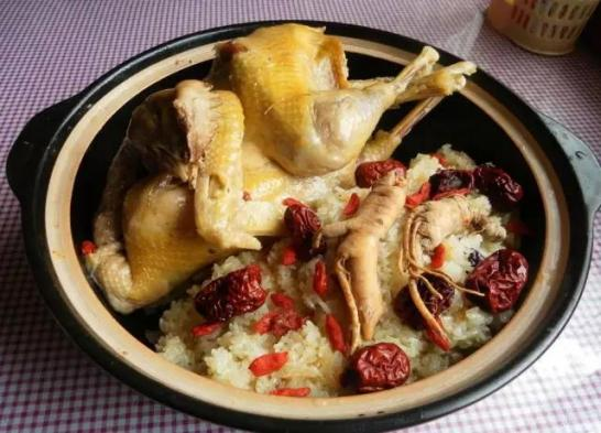 糯米鸡饭糯米鸡饭,是用当地土生土长的小笨鸡,经腌制后与糯米一起蒸制