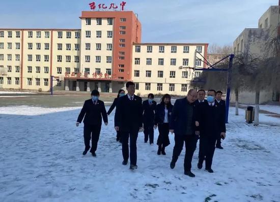 院检察长别旭东就带领未成年人检察部门和政治部的干警来到吉化九中