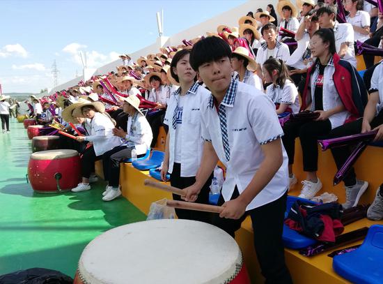 开幕式结束后,全国校园足球联赛首场比赛由延边一中对战乌鲁木齐三中